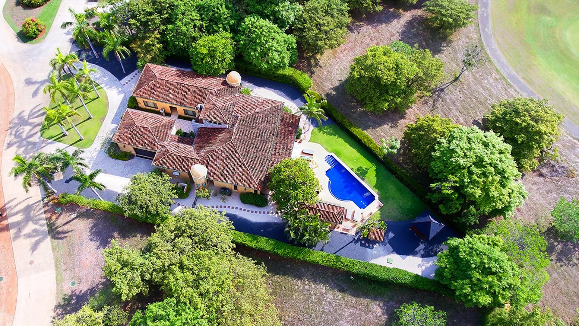 7353-Vue aérienne de la villa cossue en vente au Costa Rica, le long d'un golf réputé