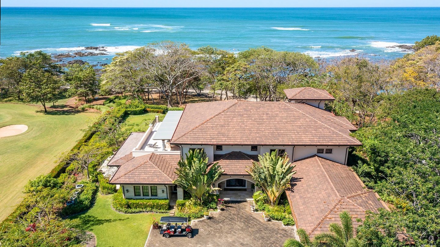 10920-Vue aérienne de la villa en front de mer