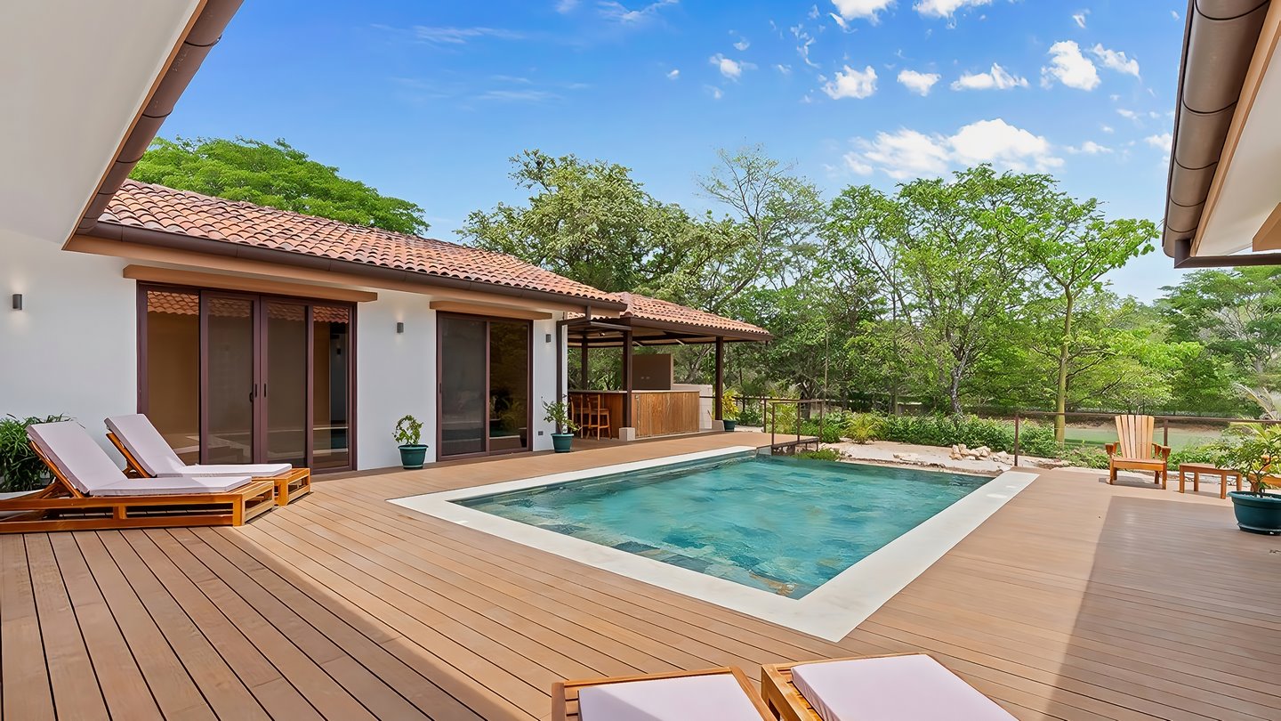 11160-La terrasse et la piscine en plein jour