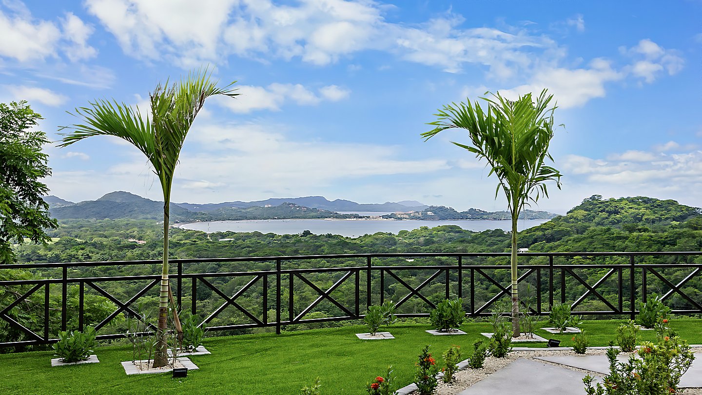 11417-La jolie vue du jardin sur la mer