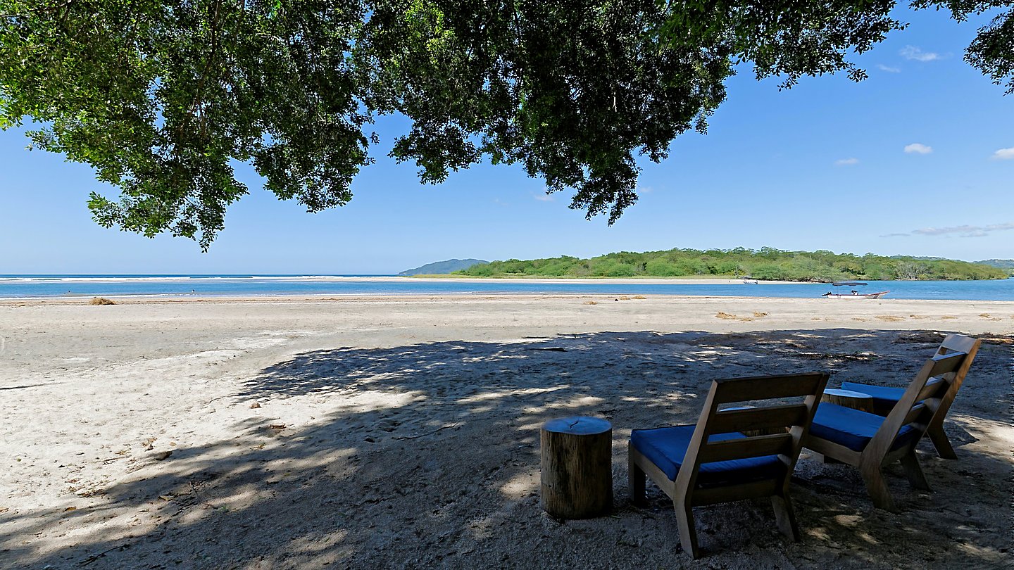 11661-La plage de sable fin en face de l'entrée du domaine privé