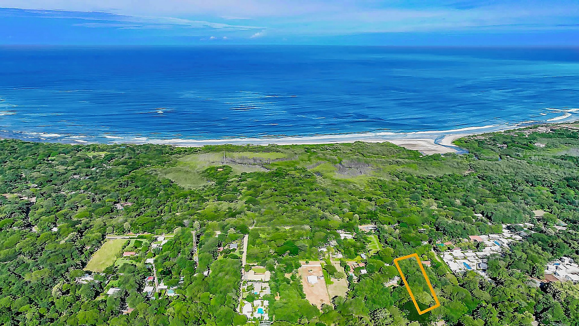 12318-Le terrain en vente à proximité de la plage d'Avellanas au Costa Rica