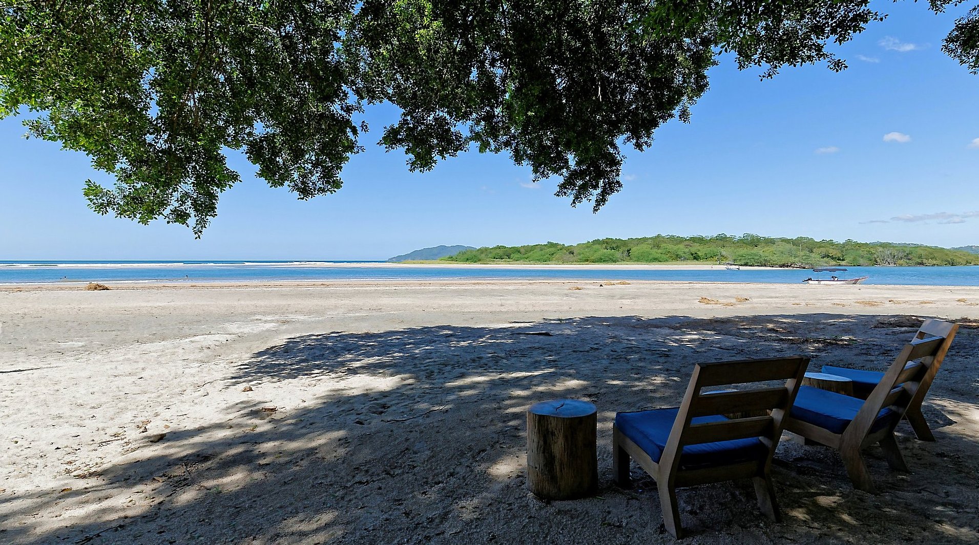 11661-La plage de sable fin en face de l'entrée du domaine privé
