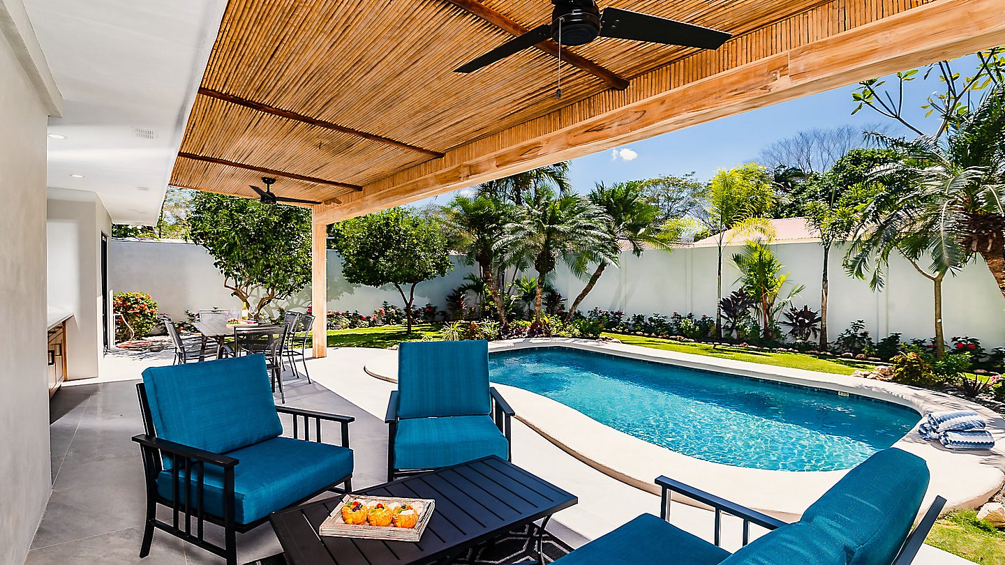 12361-La terrasse avec vue sur la piscine et le jardin