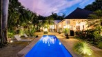 9567-La maison située près Tamarindo au Costa Rica, éclairée en soirée