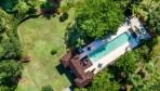 9843-Vue aérienne du jardin et de la piscine