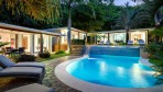 12271-La jolie piscine éclairée en soirée