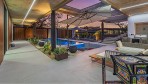 12294-Le grand espace de vie extérieur autour de la piscine