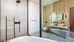 12300-L'une des salles de bains secondaires
