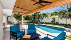 12361-La terrasse avec vue sur la piscine et le jardin