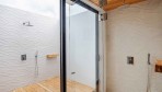 12392-Douche extérieure de la première salle de bains