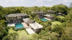 12439-Les villas vues du côté de la piscine et du jardin