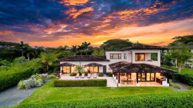 Villa en vente dans un cadre haut de gamme au Costa Rica, très bien située à quelques pas de la mer !