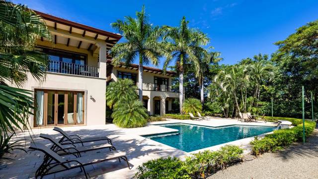 Villa à vendre dans un beau cadre verdoyant au Costa Rica, paisiblement située le long d'un golf.