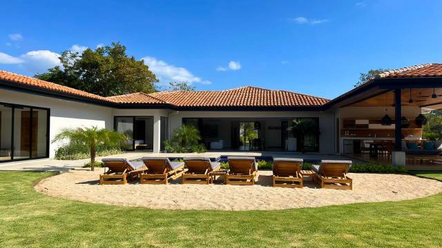 A quelques minutes des plages du Guanacaste, villa très récente à vendre dans un grand domaine privé.