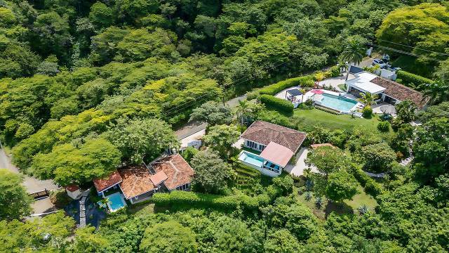 Ensemble de 3 maisons en vente près de Tamarindo, au cœur d'un grand jardin tropical...